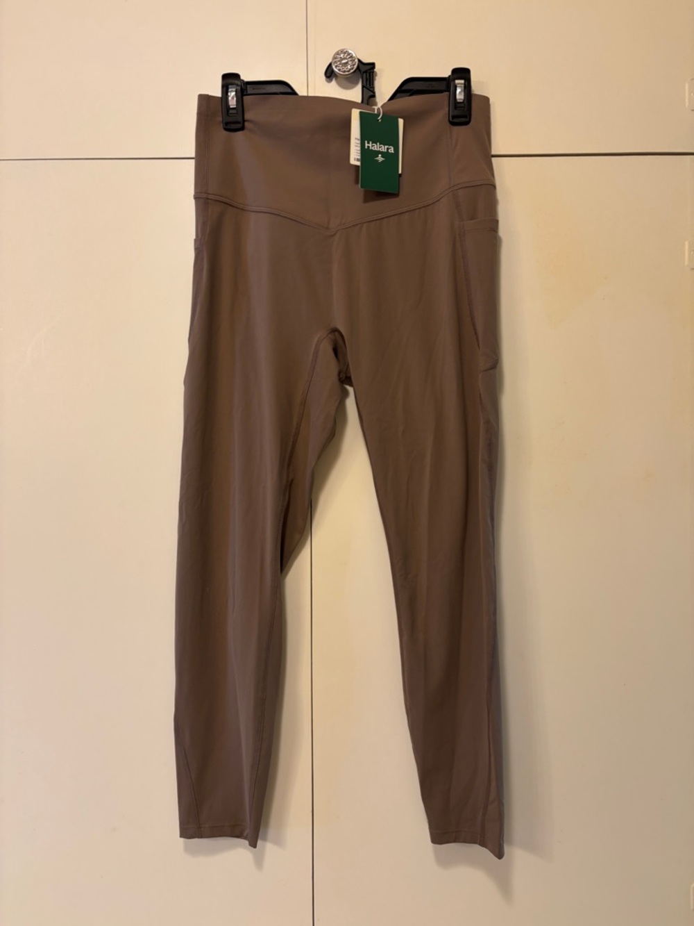 NWT HALARA Neutral Taupe High-Waist Pocket Leggings